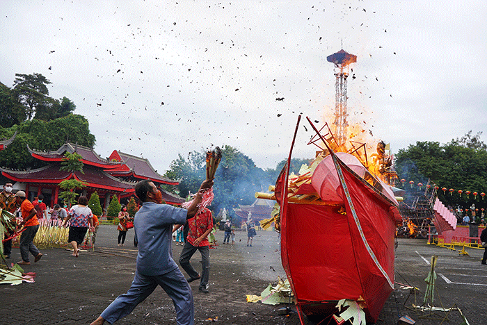 Puluhan umat Tri Dharma mengikuti prosesi pembakaran replika kapal yang terbuat dari kertas dalam ritual Ciswak atau Poo Un di Kelenteng Sam Poo Kong.