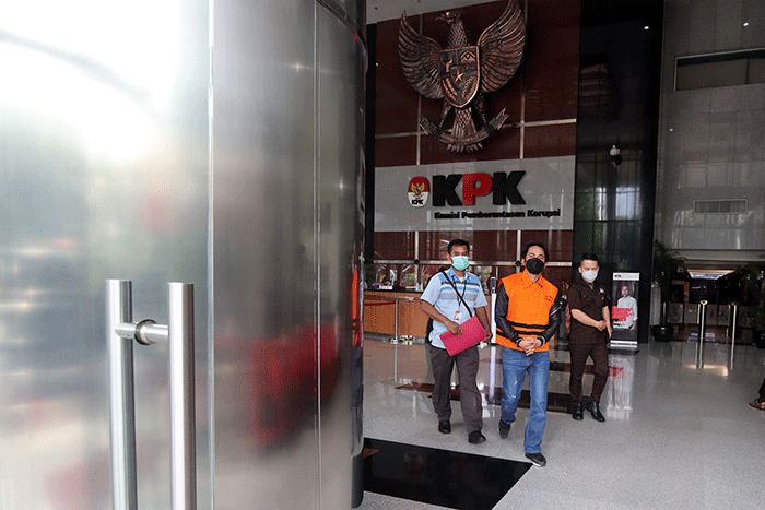 Tersangka Bupati Penajam Paser Utara Abdul Gafur usai menjalani pemeriksaan lanjutan di Gedung Meraih Putih KPK, Jakarta, Rabu (16/2/2022).