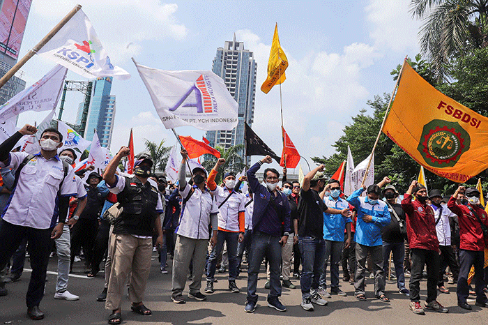 Ratusan buruh saat menggelar aksi unjuk rasa di depan gedung Kementerian Ketenagakerjaan Republik Indonesia, Jakarta Selatan, Rabu (16/2/2022).