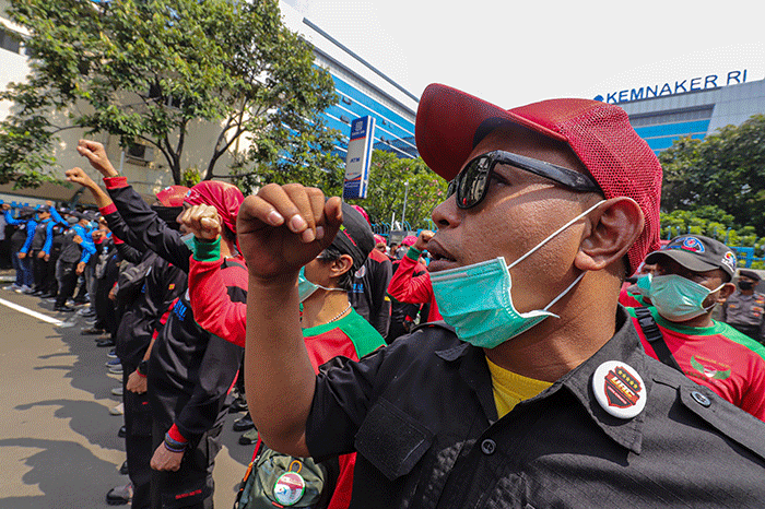 Ratusan buruh saat menggelar aksi unjuk rasa di depan gedung Kementerian Ketenagakerjaan Republik Indonesia, Jakarta Selatan, Rabu (16/2/2022).