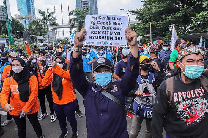 Ratusan buruh saat menggelar aksi unjuk rasa di depan gedung Kementerian Ketenagakerjaan Republik Indonesia, Jakarta Selatan, Rabu (16/2/2022).