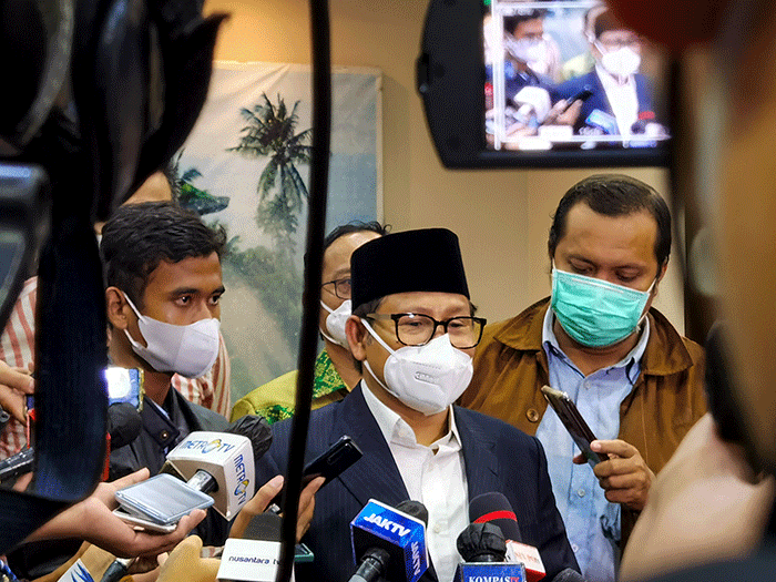 Wakil Ketua DPR Muhaimin Iskandar, merespons polemik aturan JHT yang baru bisa dicairkan pada usia 56 tahun di Jakarta, Rabu (16/2/2022).