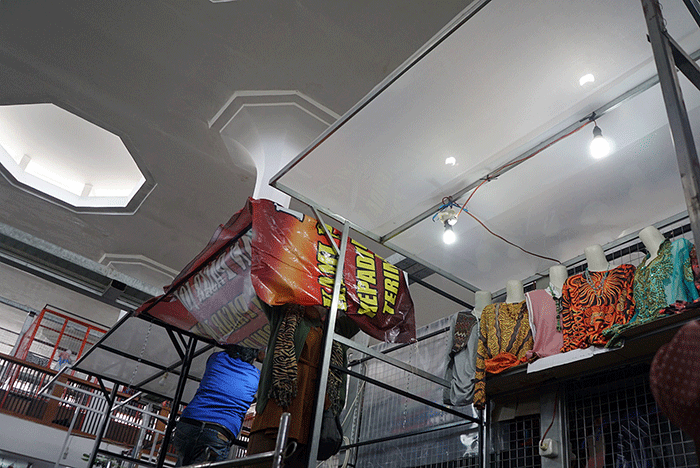 Sejumlah pedagang menunjukkan beberapa bagian yang basah akibat atap bangunan Pasar Johar Semarang bocor, Selasa (15/2/2022).