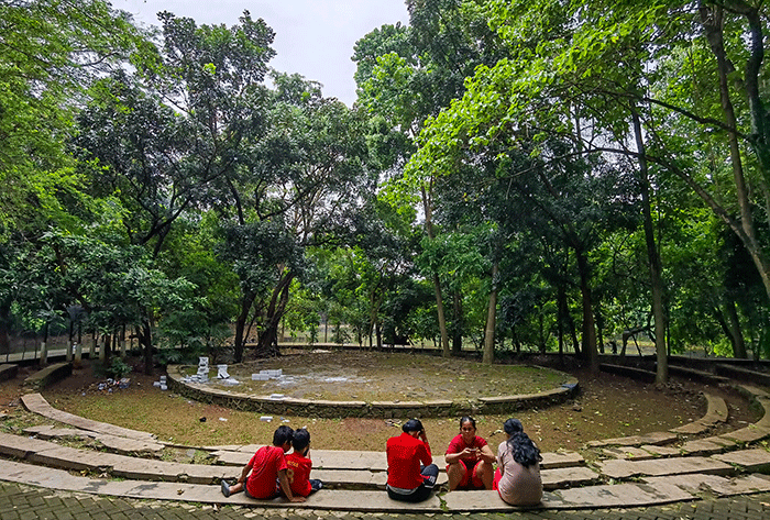 Pengunjung saat menikmati suasana asri Hutan Kota Srengseng, Jakarta Barat, Rabu (16/2/2022).