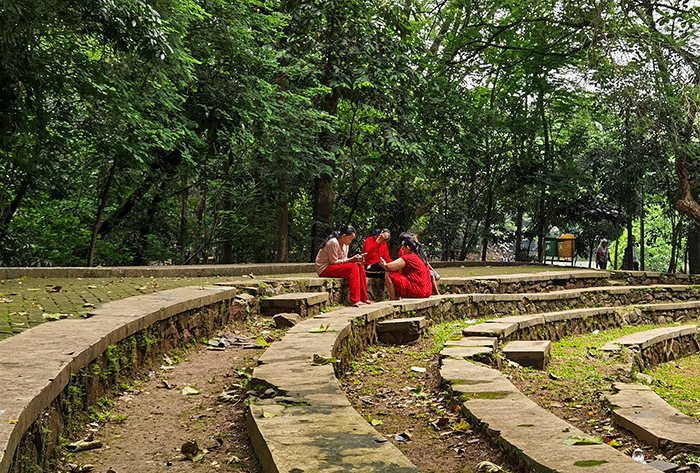 Pengunjung saat menikmati suasana asri Hutan Kota Srengseng, Jakarta Barat, Rabu (16/2/2022).