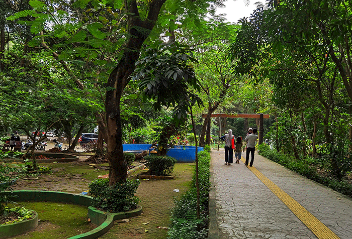 Pengunjung saat menikmati suasana asri Hutan Kota Srengseng, Jakarta Barat, Rabu (16/2/2022).