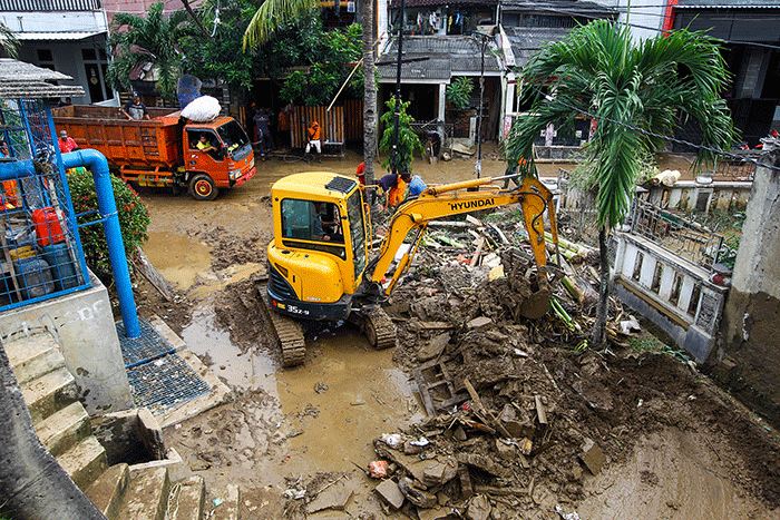 Penampakan tanggul sementara yang jebol dan mengakibatkan banjir di perumahan Pondok Gede Permai, Bekasi, Jawa Barat, Kamis (17/2/2022).