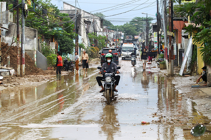 Penampakan tanggul sementara yang jebol dan mengakibatkan banjir di perumahan Pondok Gede Permai, Bekasi, Jawa Barat, Kamis (17/2/2022).