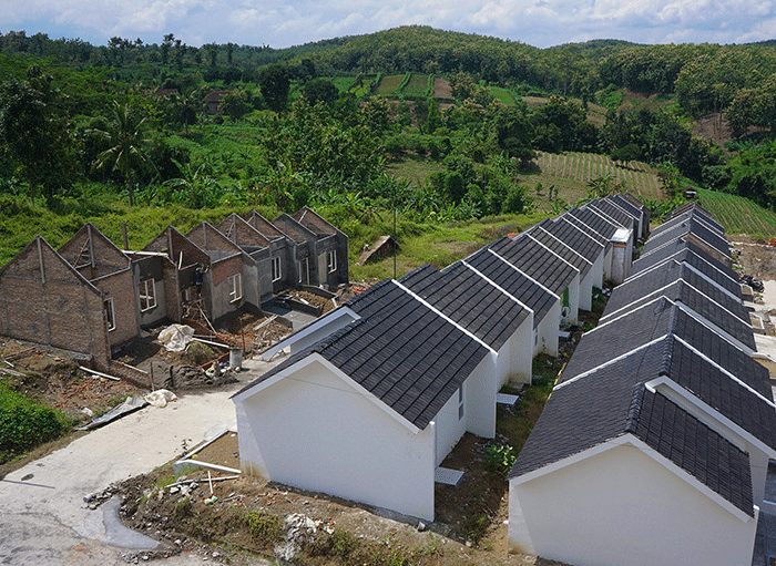 Aktivitas pekerja di Perumahan Puri Delta Asri 6, Kecamatan Kaliwungu Selatan, Kabupaten Kendal Jawa Tengah, Kamis (17/2/2022).