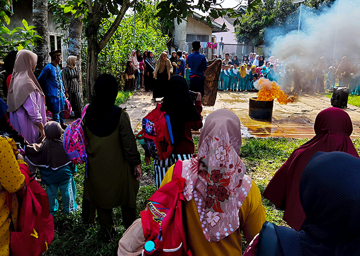 Petugas Dinas Pemadam Kebakaran Kabupaten Bogor melakukan teknik memadamkan api di depan orang tua, guru dan murid PAUD di kawasan Ciseeng, Bogor.