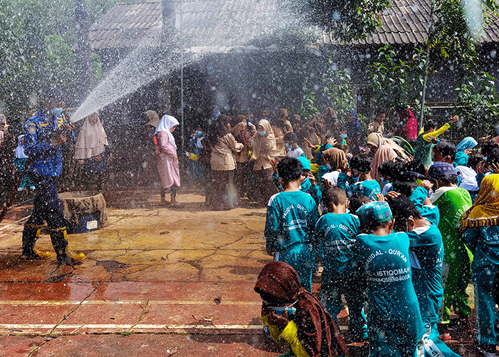 Petugas Dinas Pemadam Kebakaran Kabupaten Bogor melakukan teknik memadamkan api di depan orang tua, guru dan murid PAUD di kawasan Ciseeng, Bogor.
