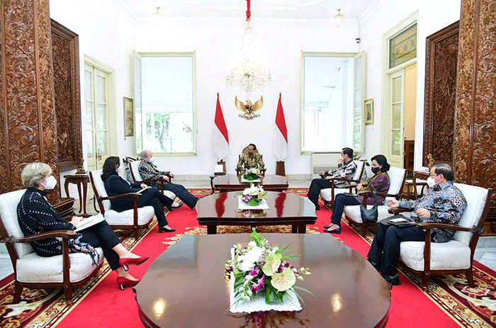 Presiden Joko Widodo menerima sejumlah pimpinan Bank Dunia di Istana Merdeka, Jakarta, Rabu (16/2/2022).