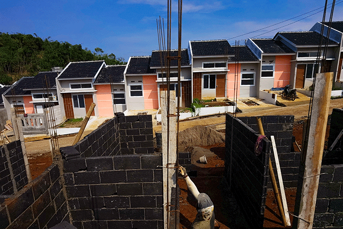 Pekerja sedang menyelesaikan pembangunan rumah subsidi KPR BTN di Grand Viona, Ciseeng, Bogor, Kamis (17/2/2022).