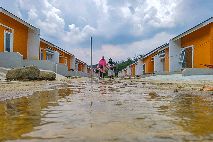 Pekerja sedang menyelesaikan pembangunan rumah subsidi KPR BTN di Grand Viona, Ciseeng, Bogor, Kamis (17/2/2022).