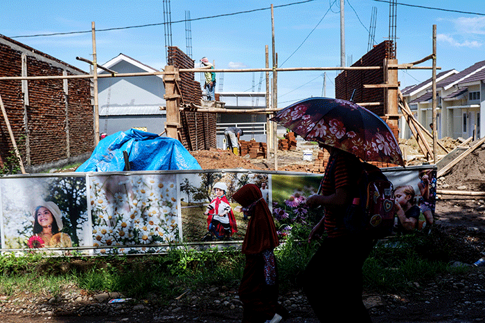 Pekerja beraktivitas saat pembangunan rumah di kawasan Moncongloe, Kabupaten Maros, Sulawesi Selatan, Kamis (17/2/2022).