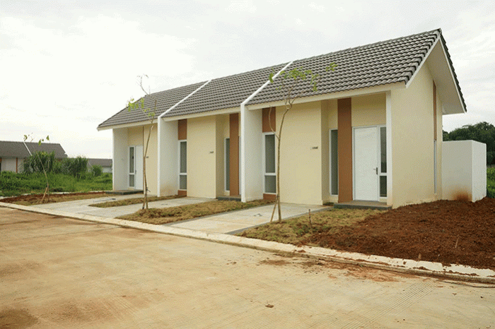 Seorang nasabah membuka aplikasi BTN Properti di Perumahan kawasan Bekasi Timur, Jawa Barat, Jumat (18/2/2022).