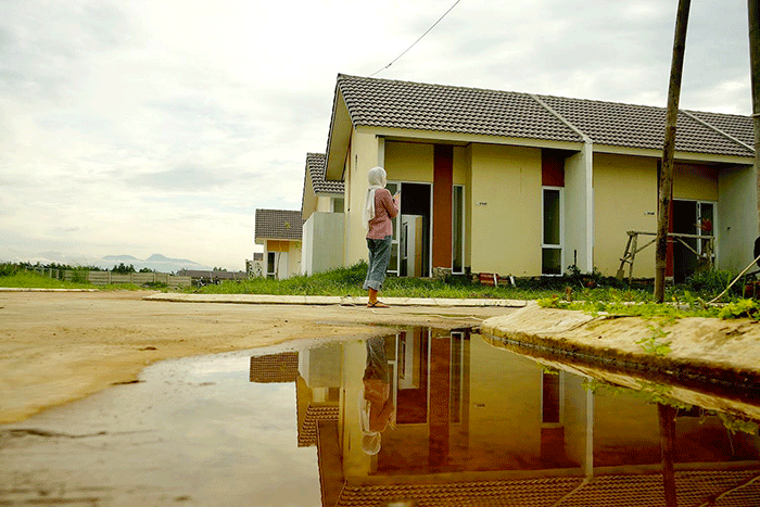 Seorang nasabah membuka aplikasi BTN Properti di Perumahan kawasan Bekasi Timur, Jawa Barat, Jumat (18/2/2022).