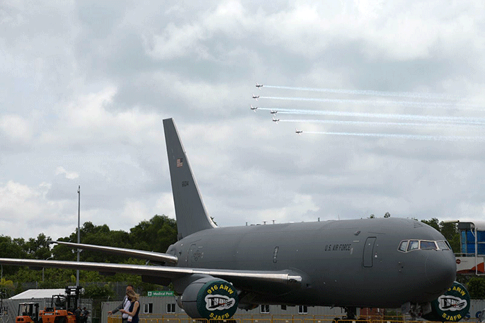 Hari terakhir Singapore Air Show (SAS), Jupiter Aerobatic Team (JAT) tampil makin memukau.