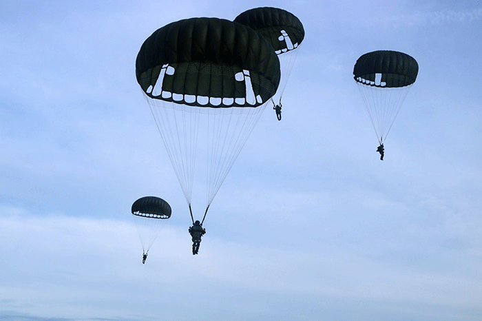 Kopasgat dari Wing Komando II Kopasgat, Batalyon Komando 466 Kopasgat dan Detasemen Pertahanan Udara 472 Kopasgat menerjunkan puluhan pasukannya.
