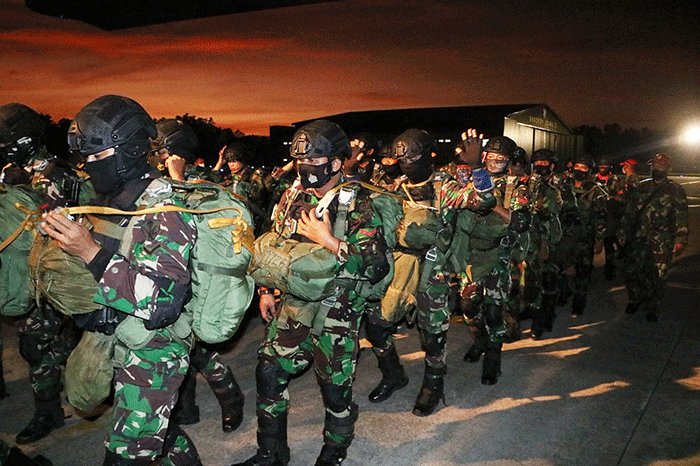 Kopasgat dari Wing Komando II Kopasgat, Batalyon Komando 466 Kopasgat dan Detasemen Pertahanan Udara 472 Kopasgat menerjunkan puluhan pasukannya.