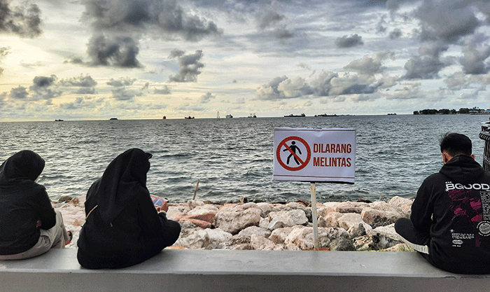 Pengunjung menikmati suasana di kawasan kluster Sunset Quay kawasan Center Point of Indonesia (CPI), Makassar, Jumat (18/2/2022).