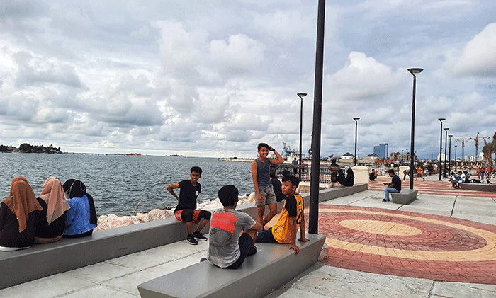 Pengunjung menikmati suasana di kawasan kluster Sunset Quay kawasan Center Point of Indonesia (CPI), Makassar, Jumat (18/2/2022).