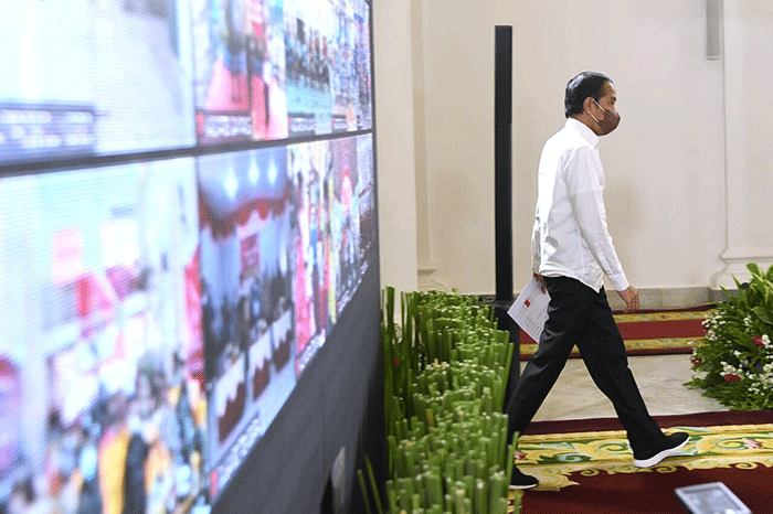 Presiden Joko Widodo mendorong seluruh daerah untuk mempercepat program vaksinasi dengan memfokuskan suntikan kedua dan penguat (booster).