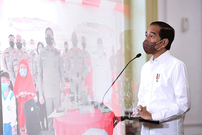 Presiden Joko Widodo mendorong seluruh daerah untuk mempercepat program vaksinasi dengan memfokuskan suntikan kedua dan penguat (booster).
