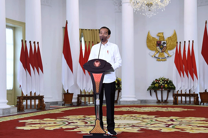 Presiden Joko Widodo mendorong seluruh daerah untuk mempercepat program vaksinasi dengan memfokuskan suntikan kedua dan penguat (booster).