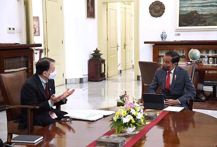 Presiden Joko Widodo menerima kunjungan pimpinan Asian Development Bank (ADB) di Istana Kepresidenan Bogor, pada Jumat, 18 Februari 2022.