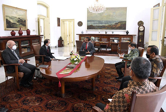 Presiden Joko Widodo menerima kunjungan pimpinan Asian Development Bank (ADB) di Istana Kepresidenan Bogor, pada Jumat, 18 Februari 2022.