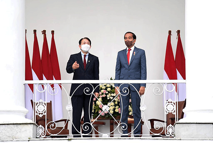 Presiden Joko Widodo menerima kunjungan pimpinan Asian Development Bank (ADB) di Istana Kepresidenan Bogor, pada Jumat, 18 Februari 2022.