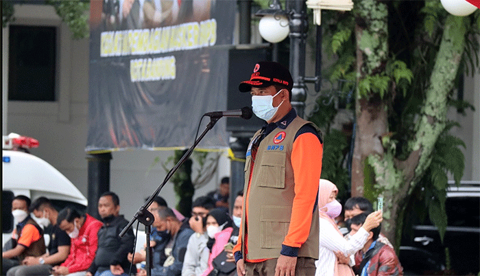 Kepala BNPB Letnan Jenderal TNI Suharyanto terjun langsung membagikan masker di wilayah Kota Bandung, Jawa Barat pada Sabtu (19/2).