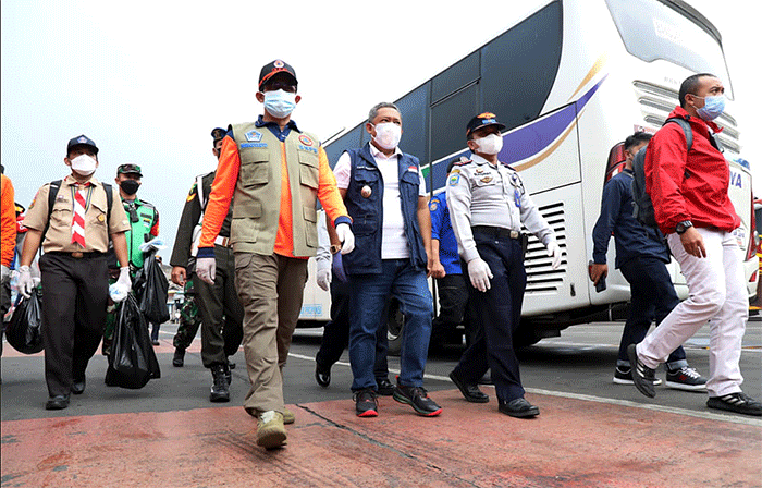 Kepala BNPB Letnan Jenderal TNI Suharyanto terjun langsung membagikan masker di wilayah Kota Bandung, Jawa Barat pada Sabtu (19/2).