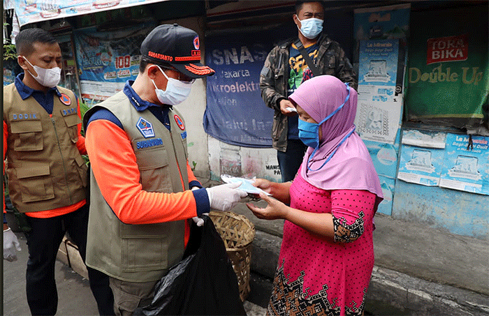 Kepala BNPB Letnan Jenderal TNI Suharyanto terjun langsung membagikan masker di wilayah Kota Bandung, Jawa Barat pada Sabtu (19/2).