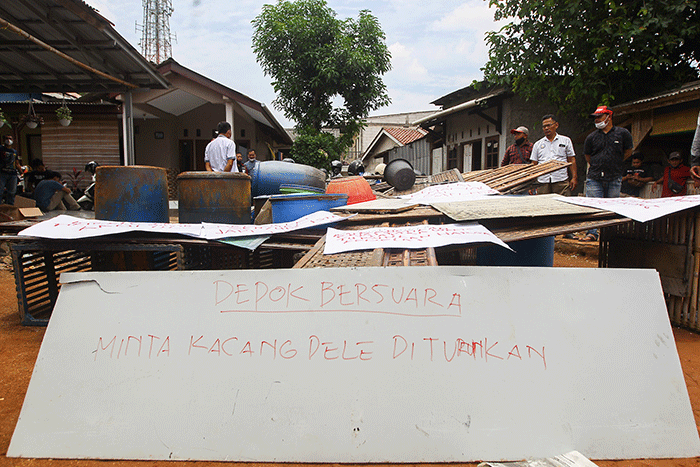 Sejumlah pengerajin tempe melakukan aksi mogok produksi di Cimanggis, Depok, Jawa Barat, Senin (21/2/2022).