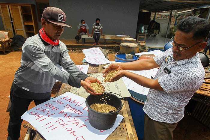 Sejumlah pengerajin tempe melakukan aksi mogok produksi di Cimanggis, Depok, Jawa Barat, Senin (21/2/2022).