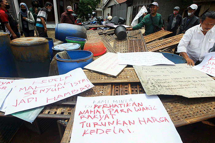 Sejumlah pengerajin tempe melakukan aksi mogok produksi di Cimanggis, Depok, Jawa Barat, Senin (21/2/2022).