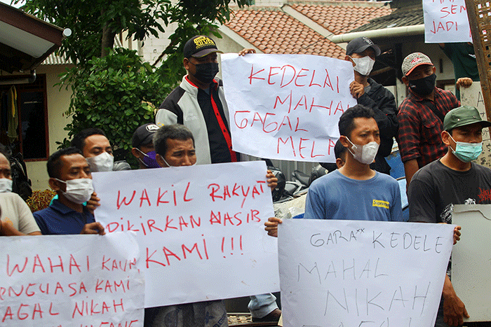 Sejumlah pengerajin tempe melakukan aksi mogok produksi di Cimanggis, Depok, Jawa Barat, Senin (21/2/2022).