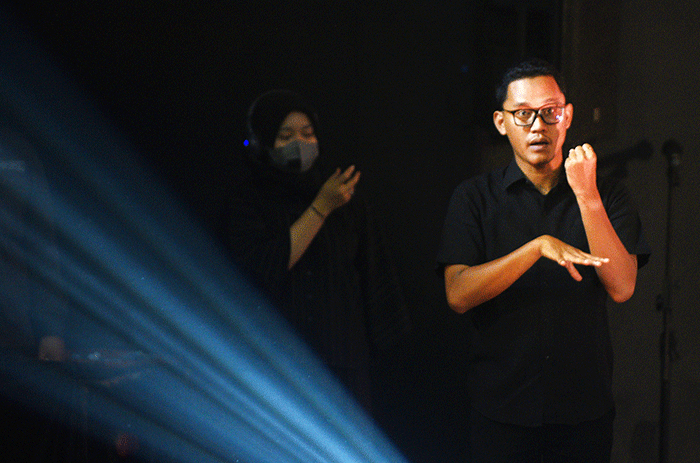 Gubernur Sumsel Herman Deru bersama Duta Literasi Sumsel Ratu Tenny Leriva meluncurkan Gerakan Literasi Bahasa Isyarat, Minggu (20/2/2022).