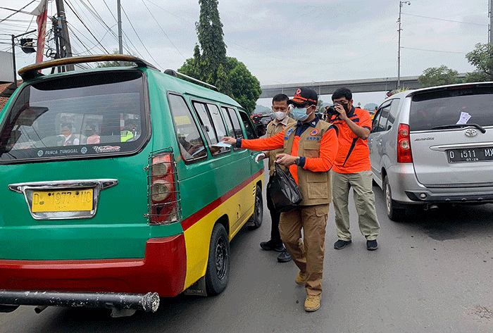 Kepala Badan Nasional Penanggulangan Bencana (BNPB) Letnan Jenderal TNI Suharyanto kembali turun ke jalan membagikan masker kepada warga.