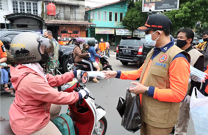 Kepala Badan Nasional Penanggulangan Bencana (BNPB) Letnan Jenderal TNI Suharyanto kembali turun ke jalan membagikan masker kepada warga.