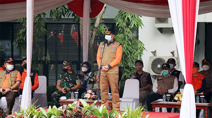 Kepala Badan Nasional Penanggulangan Bencana (BNPB) Letnan Jenderal TNI Suharyanto kembali turun ke jalan membagikan masker kepada warga.