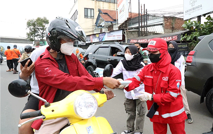 Kepala Badan Nasional Penanggulangan Bencana (BNPB) Letnan Jenderal TNI Suharyanto kembali turun ke jalan membagikan masker kepada warga.