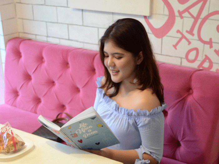 Top 12 Puteri Kebudayaan Indonesia 2020 Cintya Amanda Labetta menerbitkan sebuah buku puisi berjudul “Life Upon a Poem”.