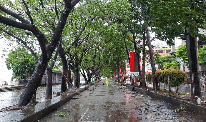 Cuaca buruk di kawasan Pantai Losari, Makassar, Senin (21/2/2022).
