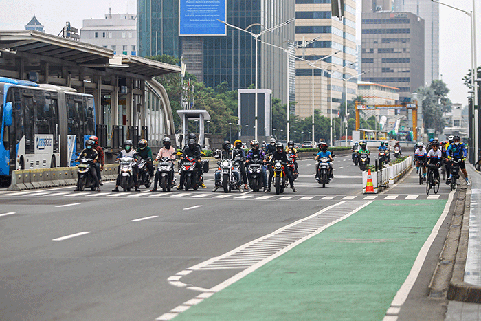 Sejumlah kendaraan melintas di Jalan Jenderal Sudirman, Jakarta, Minggu (20/2/2022).