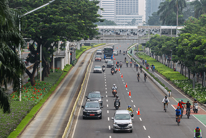 Sejumlah kendaraan melintas di Jalan Jenderal Sudirman, Jakarta, Minggu (20/2/2022).