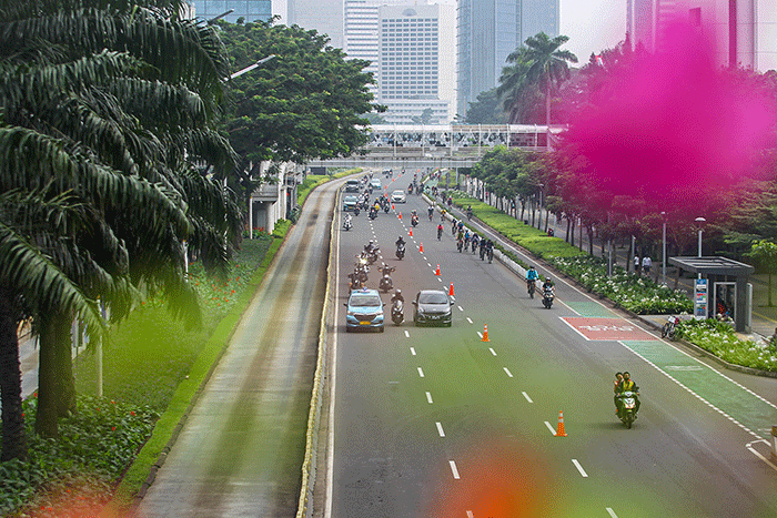 Sejumlah kendaraan melintas di Jalan Jenderal Sudirman, Jakarta, Minggu (20/2/2022).