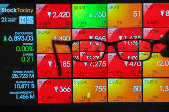 Layar menampilkan pergerakan Indeks Harga Saham Gabungan (IHSG) di gedung Bursa Efek Indonesia, Jakarta, Senin (21/2/2022).